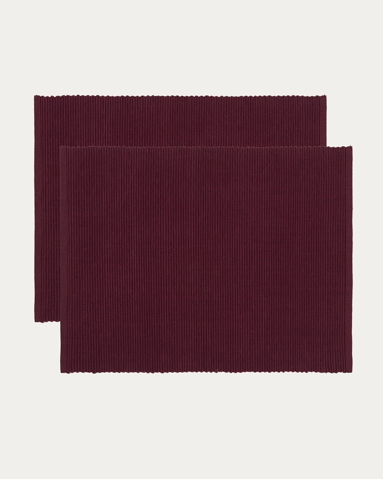 Produktbild burgundyröd UNI bordstablett av mjuk bomull i ribbad kvalité från LINUM DESIGN. Storlek 35x46 cm och säljs i 2-pack.